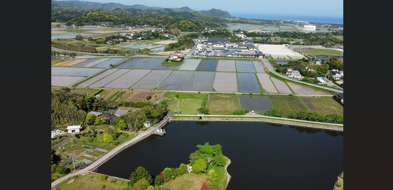 吹代ため池と嶺南小・中学校